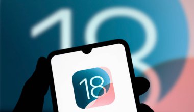 Dhaka, Bangladeş - 14 Haziran 2024: Apple IOS 18 logosu akıllı telefonda sergileniyor.