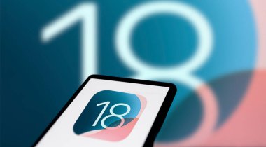 Dhaka, Bangladeş - 14 Haziran 2024: Apple IOS 18 logosu akıllı telefonda sergileniyor.