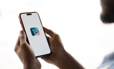 Dhaka, Bangladeş - 14 Haziran 2024: Apple IOS 18 logosu Iphone 15 'te sergilenmektedir.