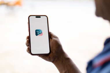 Dhaka, Bangladeş - 14 Haziran 2024: Apple IOS 18 logosu Iphone 15 'te sergilenmektedir.