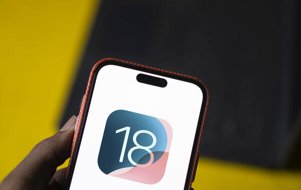 Дакка, Бангладеш - 14 июня 2024 года: логотип Apple IOS 18 отображается на Iphone 15.