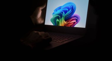 Dhaka, Bangladeş - 21 Haziran 2024: Pürüzsüz bir dizüstü bilgisayar Microsoft Copilot + PC kavramını sergiliyor.