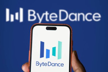 Dhaka, Bangladeş - 22 Haziran 2024: ByteDance logosu akıllı telefonda sergilenmektedir. ByteDance Ltd. Çinli bir internet teknoloji şirketidir..