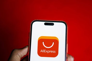 Dhaka, Bangladeş - 22 Haziran 2024: Aliekspres logosu akıllı telefondan sergilenmektedir. Express, Çin merkezli ve Alibaba Group 'a ait çevrimiçi bir perakende servisidir..