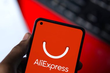 Dhaka, Bangladeş - 22 Haziran 2024: Aliekspres logosu akıllı telefondan sergilenmektedir. Express, Çin merkezli ve Alibaba Group 'a ait çevrimiçi bir perakende servisidir..