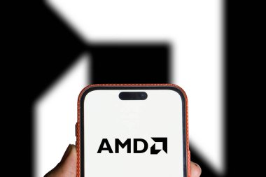Dhaka, Bangladeş - 22 Haziran 2024: AMD logosu akıllı telefonda sergilenmektedir. Gelişmiş Micro Devices, Inc., ABD 'li çok uluslu bir şirket ve yarı iletken şirketidir..