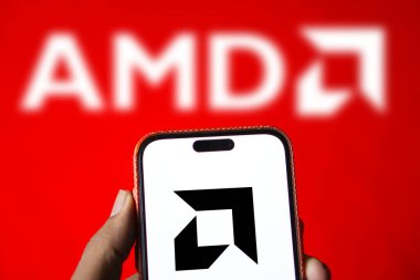 Dhaka, Bangladeş - 22 Haziran 2024: AMD logosu akıllı telefonda sergilenmektedir. Gelişmiş Micro Devices, Inc., ABD 'li çok uluslu bir şirket ve yarı iletken şirketidir..