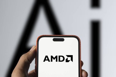 Dhaka, Bangladeş - 22 Haziran 2024: AMD logosu akıllı telefonda sergilenmektedir. Gelişmiş Micro Devices, Inc., ABD 'li çok uluslu bir şirket ve yarı iletken şirketidir..