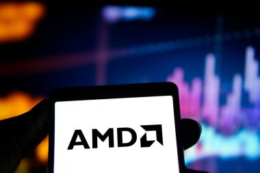 Dhaka, Bangladeş - 22 Haziran 2024: AMD logosu akıllı telefonda sergilenmektedir. Gelişmiş Micro Devices, Inc., ABD 'li çok uluslu bir şirket ve yarı iletken şirketidir..