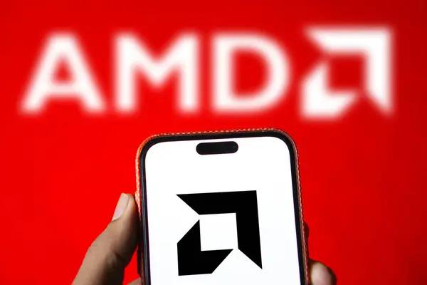 Dhaka, Bangladeş - 22 Haziran 2024: AMD logosu akıllı telefonda sergilenmektedir. Gelişmiş Micro Devices, Inc., ABD 'li çok uluslu bir şirket ve yarı iletken şirketidir..