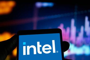 Dhaka, Bangladeş - 22 Haziran 2024: İstihbarat logosu akıllı telefonda gösteriliyor.