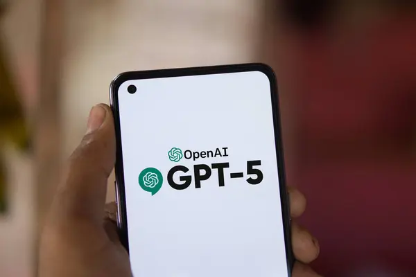 Dhaka, Bangladeş - 27 Haziran 2024: OpenAI GPT-5 logosu akıllı telefonda sergileniyor.