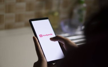 Dhaka, Bangladeş-30 Haziran 2024: Foodpanda logosu akıllı telefonda gösteriliyor.