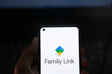 Dhaka, Bangladeş - 7 Temmuz 2024: Google Family Link logosu akıllı telefonda gösteriliyor.