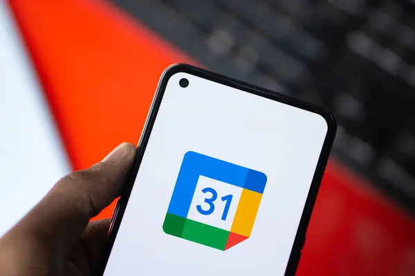 Dhaka, Bangladeş - 11 Temmuz 2024: Google Takvim logosu akıllı telefonda gösteriliyor.