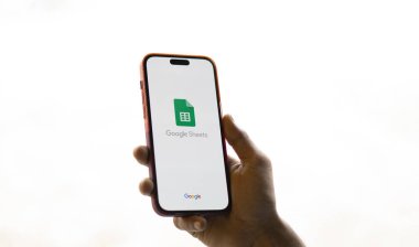 Dhaka, Bangladeş - 08 Temmuz 2024: Google Sayfalar logosu akıllı telefonda gösterilir.