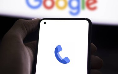 Dhaka, Bangladeş - 07 Haziran 2024: Google logosu ile telefon akıllı telefonda görüntülenir.