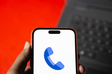 Dhaka, Bangladeş - 07 Haziran 2024: Google logosu ile telefon akıllı telefonda görüntülenir.