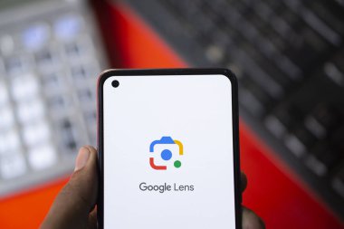 Dhaka, Bangladeş - 14 Temmuz 2024: Google lens logosu smartphoene 'de gösterilir.