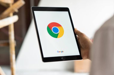 Dhaka, Bangladeş - 13 Temmuz 2024: Google Chrome logosu iPad 'de gösteriliyor.