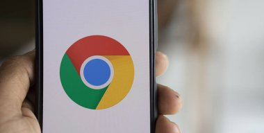 Dhaka, Bangladeş - 13 Temmuz 2024: Google Chrome logosu akıllı telefonda gösteriliyor.