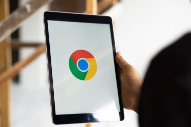 Dhaka, Bangladeş - 13 Temmuz 2024: Google Chrome logosu iPad 'de gösteriliyor.