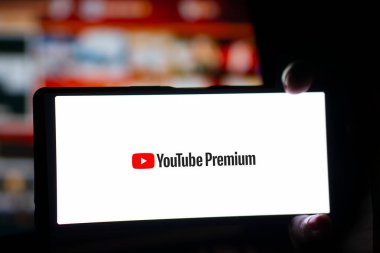 Dhaka, Bangladeş - 13 Temmuz 2024: Youtube Premium logosu akıllı telefonda gösteriliyor.