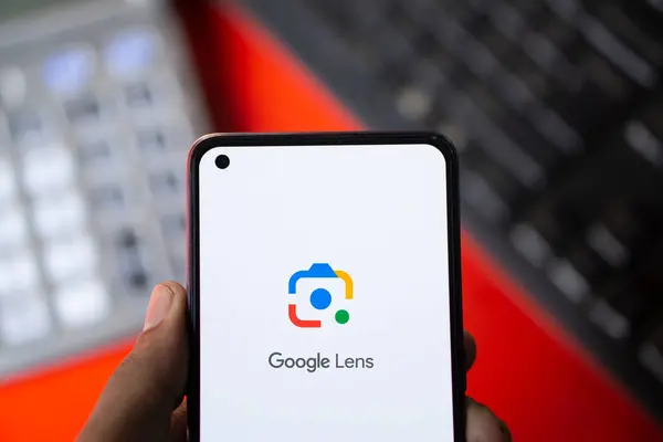 Dhaka, Bangladeş - 14 Temmuz 2024: Google lens logosu smartphoene 'de gösterilir.