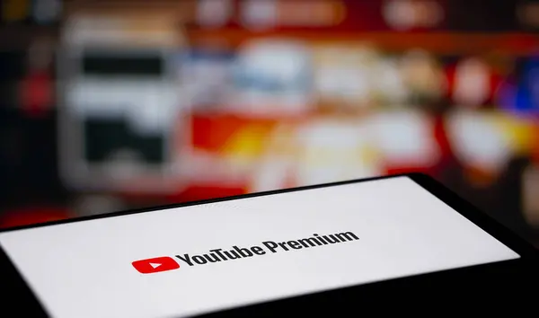 Dhaka, Bangladeş - 13 Temmuz 2024: Youtube Premium logosu akıllı telefonda gösteriliyor.