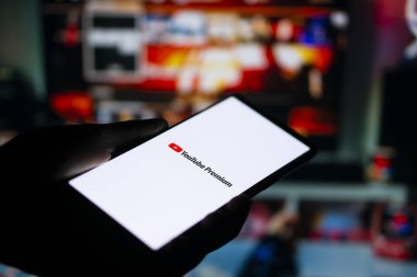 Dhaka, Bangladeş - 13 Temmuz 2024: Youtube Premium logosu akıllı telefonda gösteriliyor.