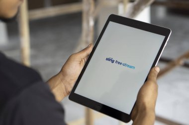 Dhaka, Bangladeş - 13 Temmuz 2024: iPad 'de ücretsiz akış logosu gösteriliyor.