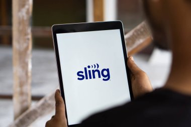 Dhaka, Bangladeş - 13 Temmuz 2024: Askı logosu iPad 'de gösteriliyor.