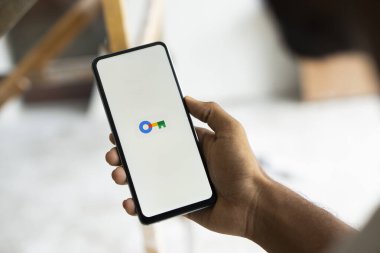 Dhaka, Bangladeş - 14 Temmuz 2024: Google Şifre Yöneticisi logosu akıllı telefonda gösteriliyor.