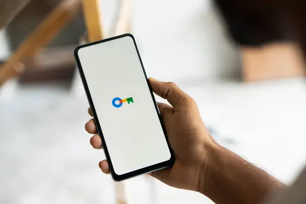 Dhaka, Bangladeş - 14 Temmuz 2024: Google Şifre Yöneticisi logosu akıllı telefonda gösteriliyor.