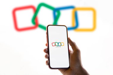 Dhaka, Bangladeş - 16 Temmuz 2024: Zoho logosu akıllı telefonda sergileniyor.