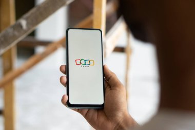 Dhaka, Bangladeş - 16 Temmuz 2024: Zoho logosu akıllı telefonda sergileniyor.