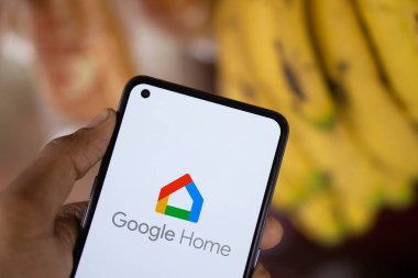 Dhaka, Bangladeş - 23 Temmuz 2024: Google Home logosu akıllı telefonda gösteriliyor.