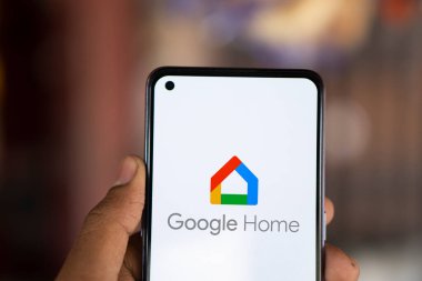 Dhaka, Bangladeş - 23 Temmuz 2024: Google Home logosu akıllı telefonda gösteriliyor.