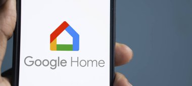 Dhaka, Bangladeş - 23 Temmuz 2024: Google Home logosu akıllı telefonda gösteriliyor.