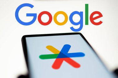 Dhaka, Bangladeş - 21 Temmuz 2024: Google Authenticator logosu akıllı telefonda gösteriliyor.