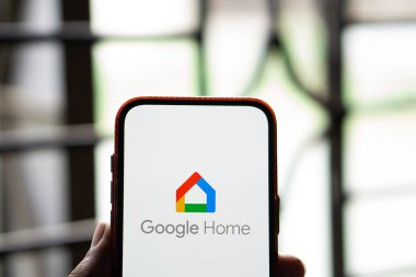 Dhaka, Bangladeş - 23 Temmuz 2024: Google Home logosu akıllı telefonda gösteriliyor.