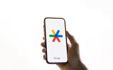 Dhaka, Bangladeş - 21 Temmuz 2024: Google Authenticator logosu akıllı telefonda gösteriliyor.