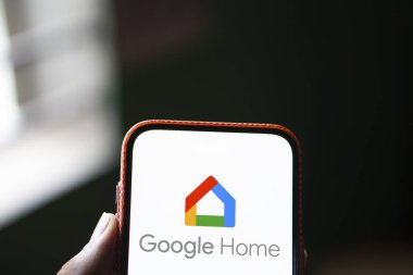 Dhaka, Bangladeş - 23 Temmuz 2024: Google Home logosu akıllı telefonda gösteriliyor.