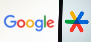 Dhaka, Bangladeş - 21 Temmuz 2024: Google Authenticator logosu akıllı telefonda gösteriliyor.