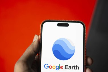 Dhaka, Bangladeş - 23 Temmuz 2024: Google Earth logosu akıllı telefondan gösteriliyor.