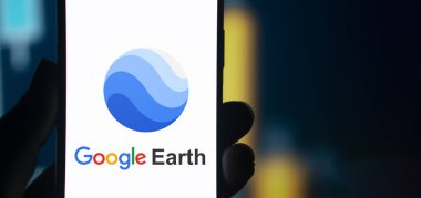 Dhaka, Bangladeş - 23 Temmuz 2024: Google Earth logosu akıllı telefondan gösteriliyor.