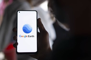 Dhaka, Bangladeş - 23 Temmuz 2024: Google Earth logosu akıllı telefondan gösteriliyor.