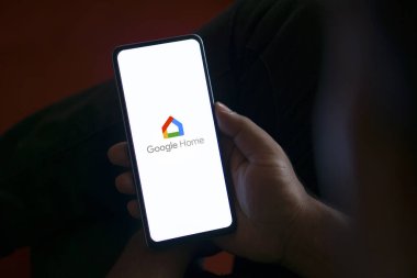 Dhaka, Bangladeş - 23 Temmuz 2024: Google Home logosu akıllı telefonda gösteriliyor.