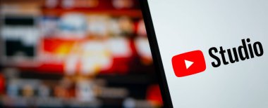 Dhaka, Bangladeş - 23 Temmuz 2024: Youtube Stüdyo logosu akıllı telefonda gösteriliyor.