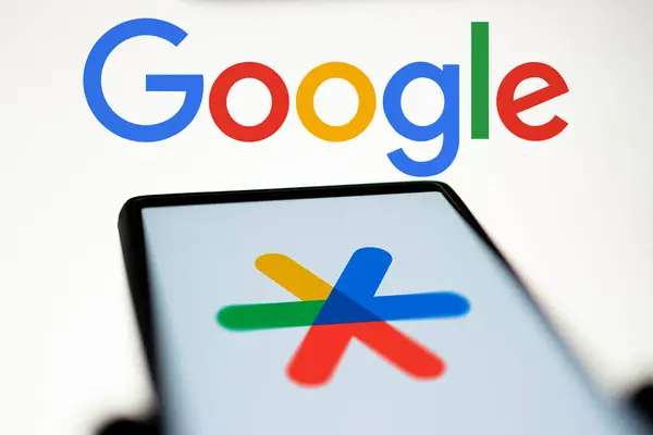 Dhaka, Bangladeş - 21 Temmuz 2024: Google Authenticator logosu akıllı telefonda gösteriliyor.